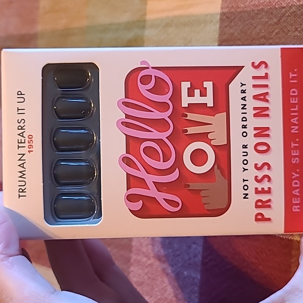 HELLO LOVE NAILS